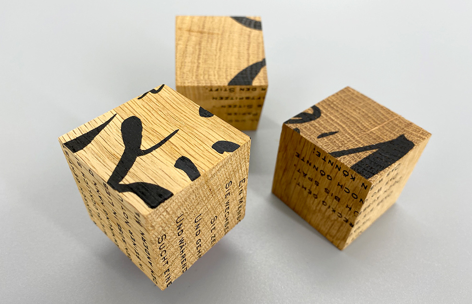 Werbehaug Materialkunde Kundenmaterial Holzwürfel mit Bedruckung im Siebdruck Würfeldruck