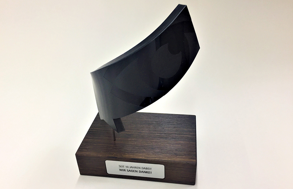 Werbehaug Award Auszeichnung Holz gebogenes Acrylglas verformtes Acrylglas