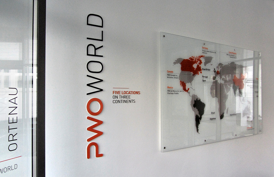 Werbehaug Niederlassungstafel Standorttafel Weltkarte mit Niederlassungen Acrylglas hinterdruckt